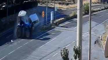 Uşak Eşme'de otomobil-traktör çarpışmasında 1 kişi yaralandı, kaza anı kameraya yansıdı