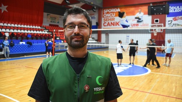 Samsun'da kurum müdürleri Yeşilay öncülüğünde bağımlılığa karşı voleybol oynadı