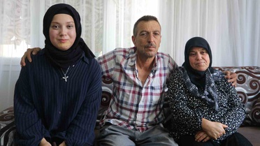 Adana'da 16 yaşındaki Buse Parlak tükürük bezi kanserini yenerek okuluna döndü