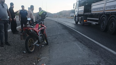 Adıyaman Gölbaşı'nda kontrolden çıkan motosiklet bariyerlere çarptı, sürücü yaralandı