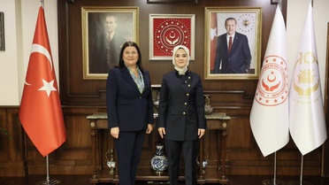 Aile ve Sosyal Hizmetler Bakanı Göktaş, Foça Belediye Başkanı Fıçı ile görüştü
