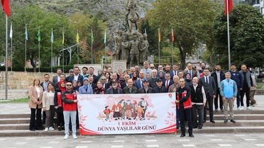 Amasya'da Yaşlılar Günü yürüyüşüne Vali Yardımcısı Adem Ünal katıldı