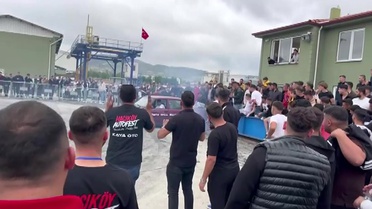 Amasya Gümüşhacıköy'de drift gösterisinde otomobil bariyerlere çarptı, genç yaralandı