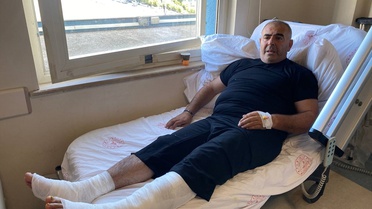 Antalya Manavgat'ta freni boşalan alevli kamyonu bariyerlere süren sürücü yaralandı