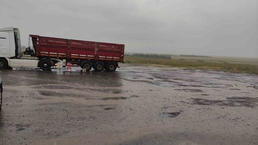 Ardahan'da sağanak cadde ve sokaklarda su birikintisi oluşturdu, sürücüler zorlandı