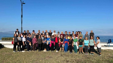 Aydın Kuşadası'nda Koşabiliyorken Koş sabah yürüyüşü yoğun ilgi gördü