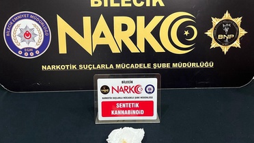 Bilecik'te polis, devriyede araçta ve kişide sentetik uyuşturucu ham maddesi buldu