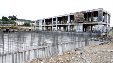 Bingöl Valisi Çelik, Genç'te yapımı süren 818 seyirci kapasiteli salonu gezdi