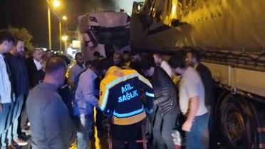 Bitlis-Baykan karayolunda kafa kafaya çarpışan iki tırda 2 kişi yaralandı