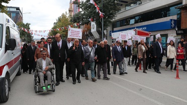 Burdur'da Yaşlılar Günü yürüyüşünün ardından Vali Bilgihan yaşlılarla sohbet etti