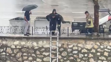 Bursa Gemlik'te sağanakta Karsak Deresi'ne düşen yavru kediyi itfaiye kurtardı