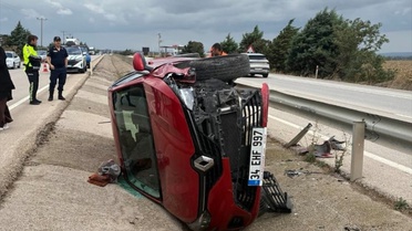 Bursa Karacabey'de refüje devrilen aracın sürücüsü yaralandı, Bandırma'ya kaldırıldı