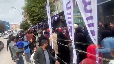 Darıca'da indirim kampanyası izdihama yol açınca zabıta kepenkleri geçici kapattırdı