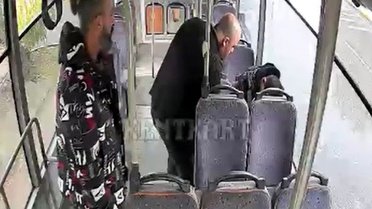 Edirne'de nöbet geçiren yolcuya iki şoför ambulans gelene dek kamerada yardım etti