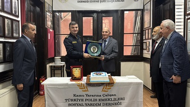 Edirne'de 93 yaşındaki emekli başkomisere Dünya Yaşlılar Günü'nde plaket verildi