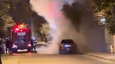 Elazığ'da park halindeki otomobil dün gece yandı, itfaiye ekipleri söndürdü