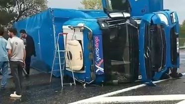 Elazığ'da kaygan yolda Yurtiçi Kargo tırı devrildi, sürücü hafif yaralandı