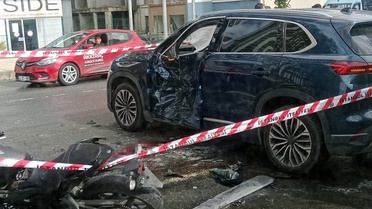 Esenyurt'ta otomobille çarpışan motosikletin 19 yaşındaki sürücüsü hayatını kaybetti