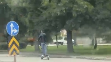 Eskişehir Tepebaşı'nda kasksız scooter sürücüsü araçların arasında hızla ilerledi