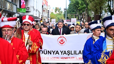 Eskişehir'de 210 çocuk, genç ve yaşlı Dünya Yaşlılar Günü için yürüdü