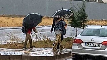 Gaziantep Araban'da sağanak vatandaşlara zor anlar yaşattı, su birikintileri oluştu