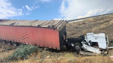 Gaziantep İslahiye'de kaygan yolda tır şarampole uçtu, sürücü güçlükle kurtarıldı