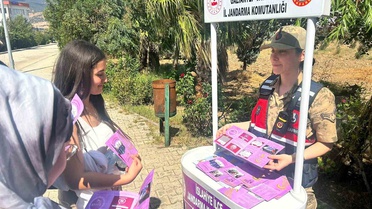 Gaziantep jandarması, İslahiye'de 213 öğrenciye KADES ve terör bilgilendirmesi yaptı