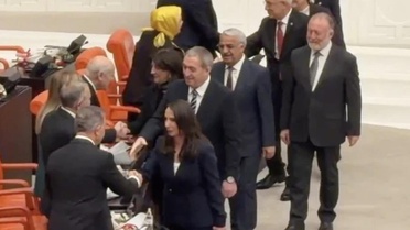 Genel Kurul'da dikkat çeken anlar! DEM Partili vekiller tokalaşmak için sıraya girdi