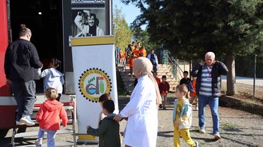 Düzce'ye gelen Gezen Sinema Tırı, Kaynaşlı'da köy okulu öğrencilerine film izletti