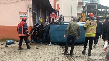Giresun Espiye'de binaya çarparak devrilen otomobilin sürücüsü yaralandı
