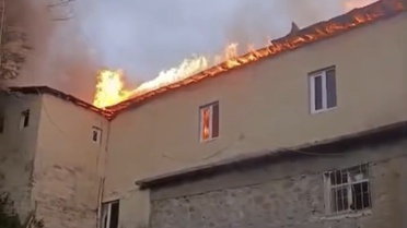 Yüksekova'da köy okulu alev alev yandı! Bir vatandaş Türk bayrağını alevlerin arasından kurtardı