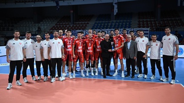 İzmir'de 3 gün süren TÜGİAD Ege Voleybol Turnuvası'nda kupa Ziraat Bankkart'ın oldu