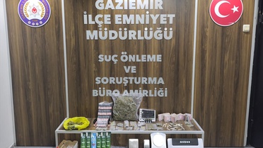 İzmir Gaziemir'de operasyonda 2 şüpheli gözaltına alındı, 939,40 gram esrar ele geçirildi