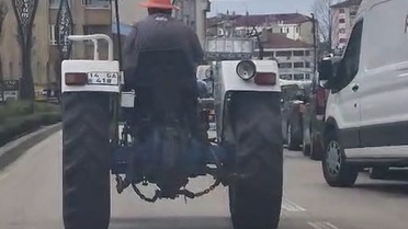 Bolu'da kafasına trafik dubası takan traktör sürücüsü kent merkezinde dikkat çekti