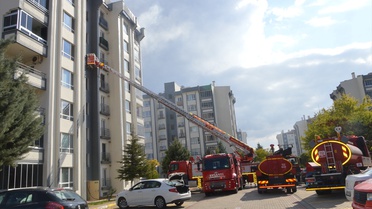 Kırklareli Lüleburgaz'da 8 katlı apartmanın çatı katındaki yangında hasar oluştu