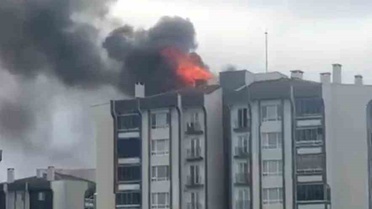 Kırklareli Lüleburgaz'da toplu konutun çatısındaki yangın çevrede paniğe neden oldu