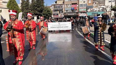 Kırklareli'nde Dünya Yaşlılar Günü kortejinde Vali Turan da yer aldı