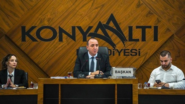 Konyaaltı Belediye Meclisi'nde arbede: CHP'den ayrılan Cem Kotan'ın yönettiği oturum yarıda kaldı