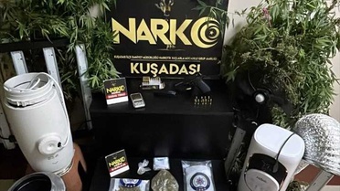 Aydın Kuşadası'nda polis baskınında 1,5 kilogram esrar bulundu, 2 şüpheli tutuklandı