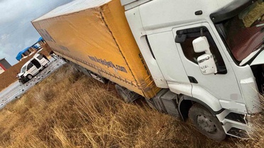 Malatya Doğanşehir'de tırla çarpışan hafif ticari araçtaki 4 kişi yaralandı