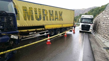 Malatya Doğanşehir'de yağışın etkisiyle tır bariyerlere çarptı, sürücü yaralandı