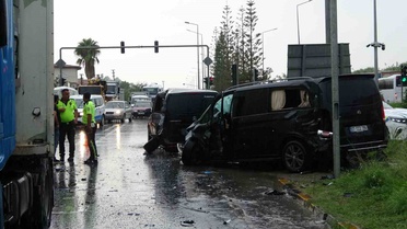 Antalya Manavgat'ta ışık ihlali kazaya yol açtı, 2'si Alman 3 kişi yaralandı