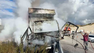 Manavgat'ta yanan kamyon sürücüsü, başkalarına zarar gelmesin diye yola atladı