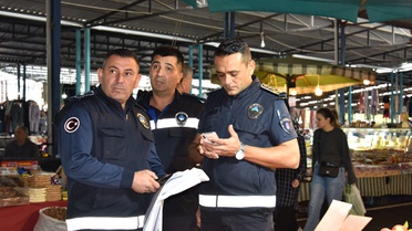 Manisa Şehzadeler'de Perşembe Pazarı'nda fahiş fiyat ve kaçak ürün denetimi yapıldı