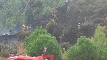 Mersin Bozyazı'da orman dışı arazideki yangın helikopter ve 7 arazözle söndürüldü