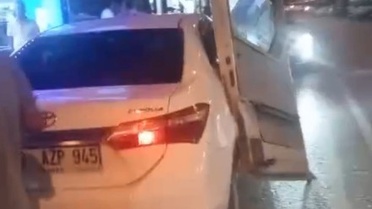 Mersin Erdemli'de otomobile çarpan minibüsün kapısı otomobile saplandı, yaralanan yok