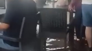 Muğla Fethiye'de sağanak Halk Evi'ni sular altında bıraktı, vatandaşlar mahsur kaldı