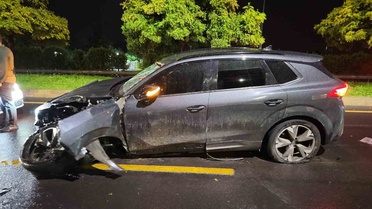 Niğde-Bor Karayolu'nda refüje çıkan SUV ağaca çarptı, kazada yaralanan olmadı