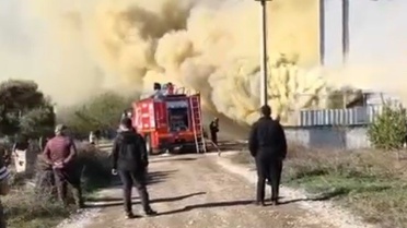 Sakarya Geyve'de mobilya dükkanındaki yangın süngerlere sıçradı, itfaiye söndürdü