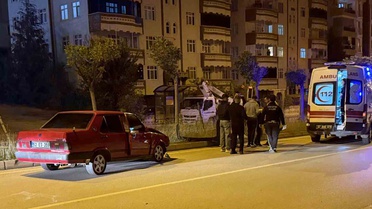 Sinop Boyabat'ta ağaca çarpan otomobilde yolcu olarak bulunan 1 kişi yaralandı